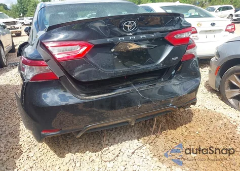 2018 Toyota Camry L/Le/Xle/Se/Xse z USA, uszkodzony, nr VIN 4T1B11HK8JU039992